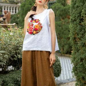 Áo linen sát nách cổ tròn thêu hoa nổi