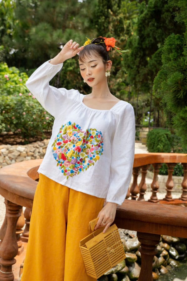 Áo linen cổ vuông tay dài thêu hoa trái tim