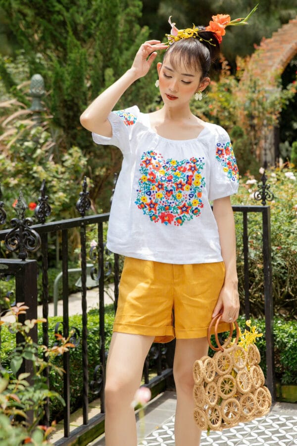 Áo linen cổ vuông tay ngắn thêu hoa